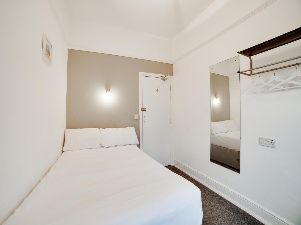 Hotel Sea Breeze Клактон-он-Си Экстерьер фото
