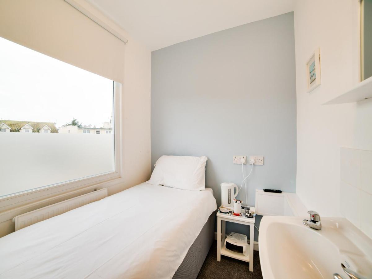 Hotel Sea Breeze Клактон-он-Си Экстерьер фото