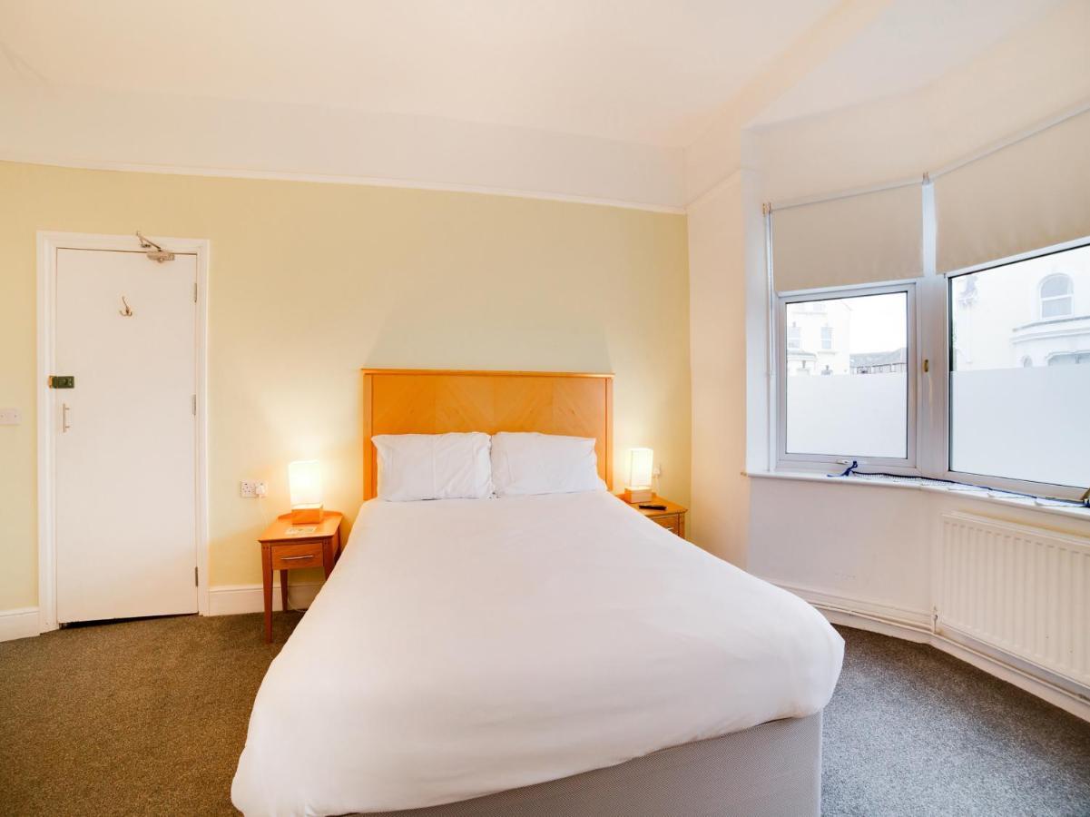 Hotel Sea Breeze Клактон-он-Си Экстерьер фото